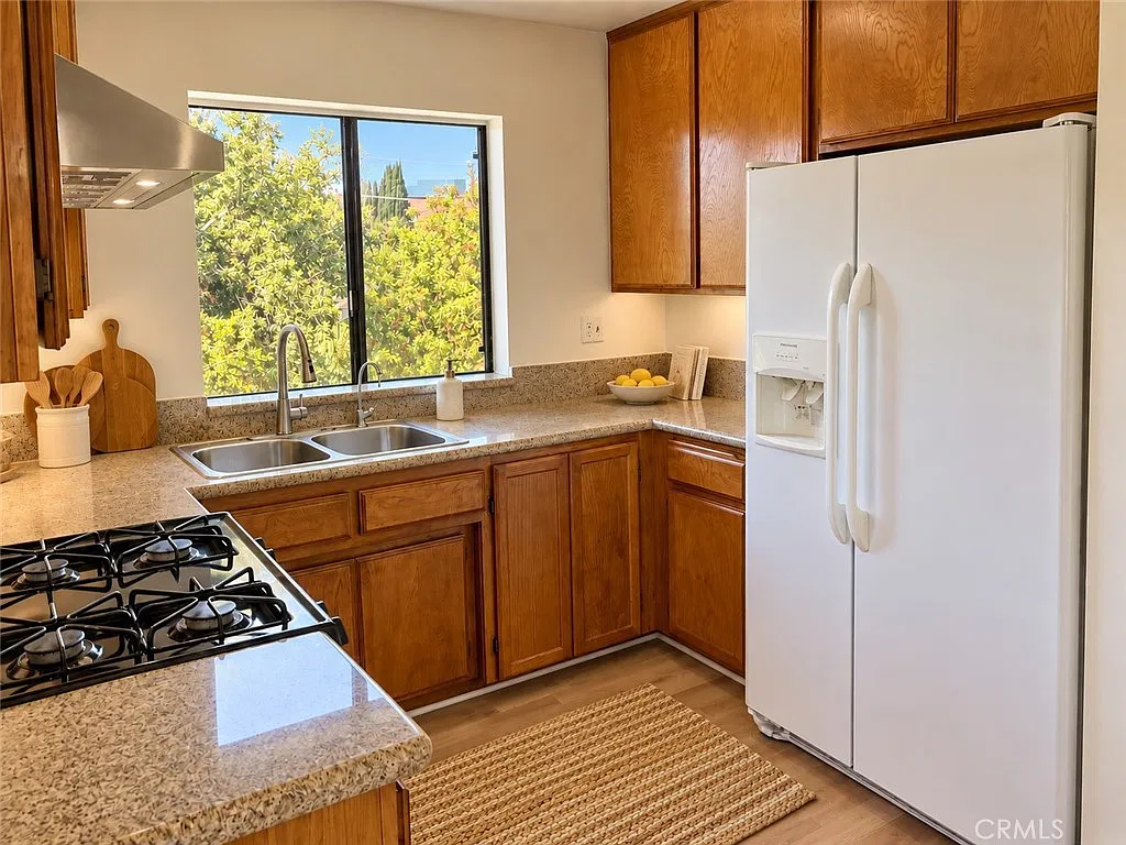 2 bed, 800 sqft, $2,700 — Photo 3