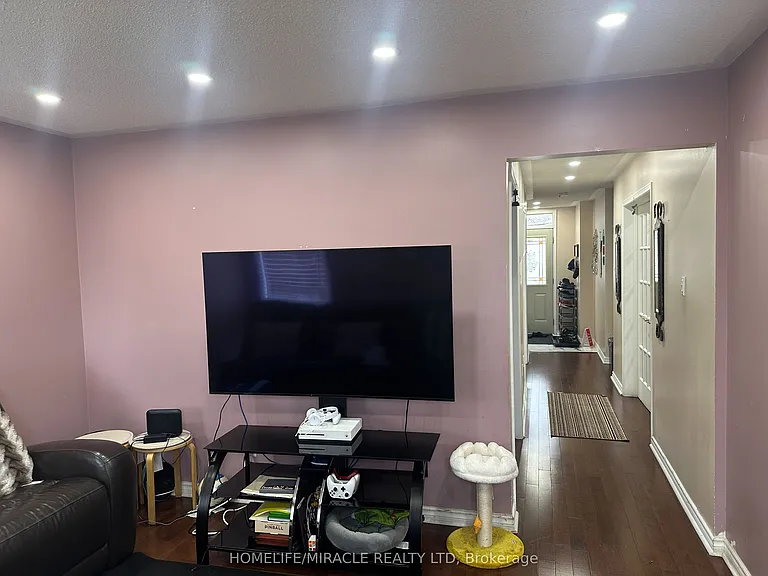 7200 Harding Cres — Photo 11