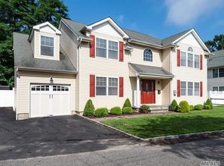 12 Leonard St, Glen Cove, NY 11542
