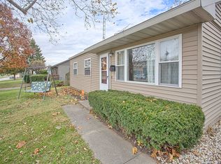 2002 Garden Hills Dr, Champaign, IL 61821