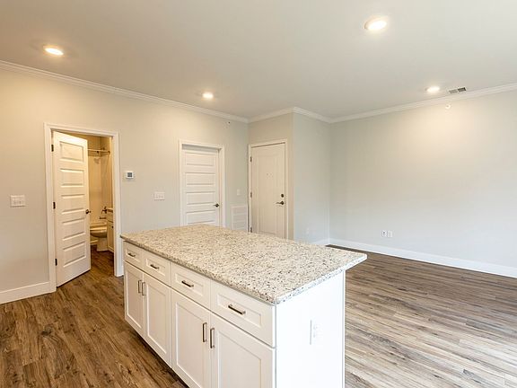 5th image of 2118 Commonwealth Dr #105