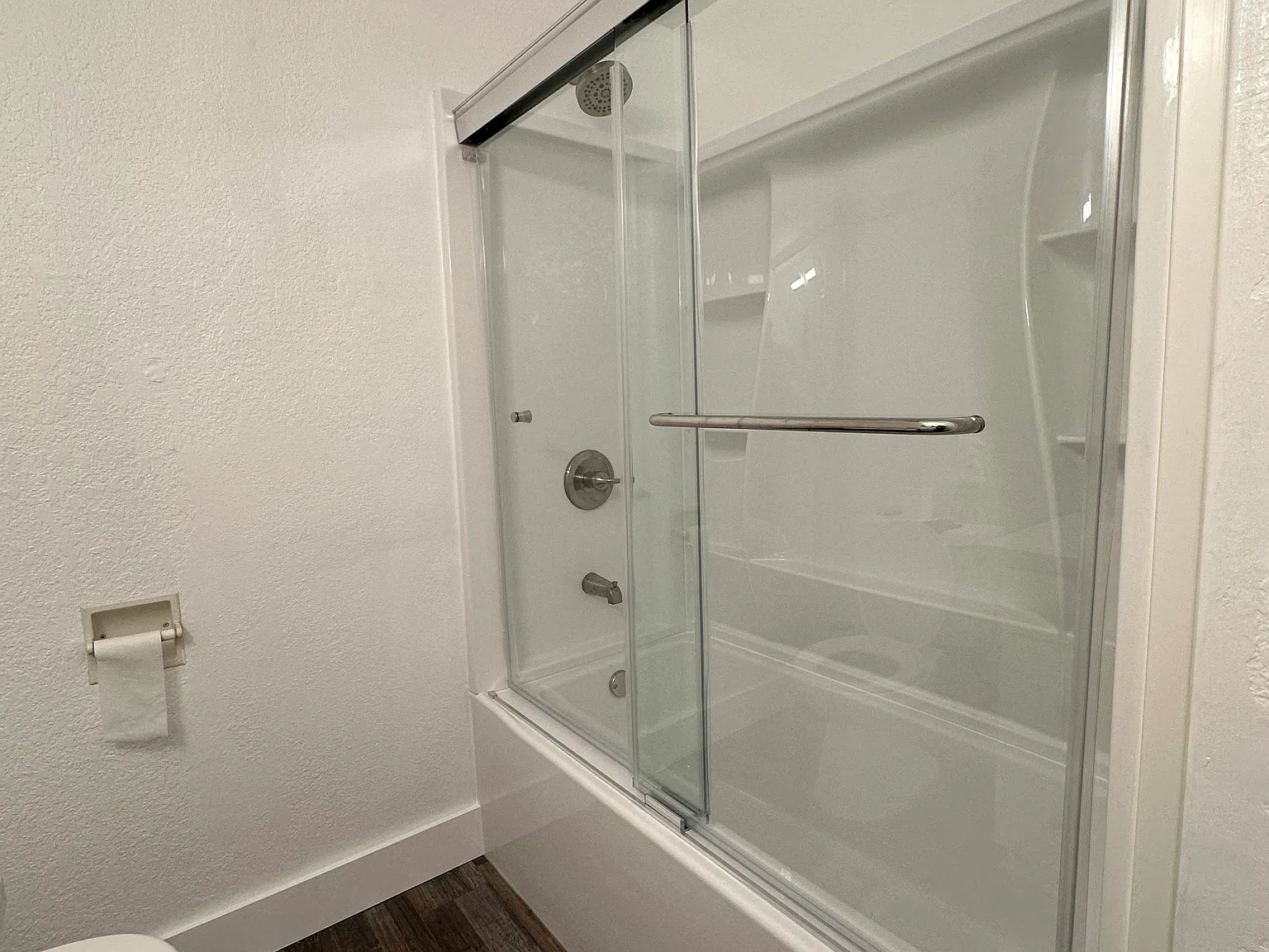 3 bed, 100 sqft, $1,000 — Photo 3
