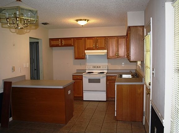Kitchen with breakfast bar