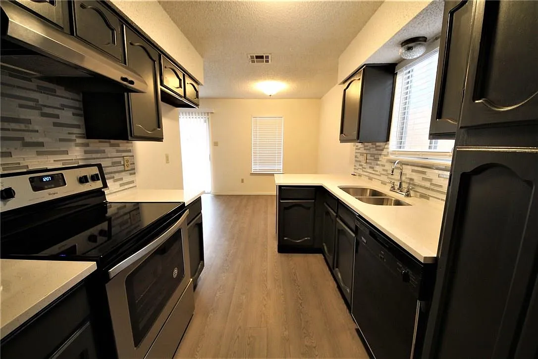 3 bed, 2.0 bath, 1461 sqft, $2,095 — Photo 3