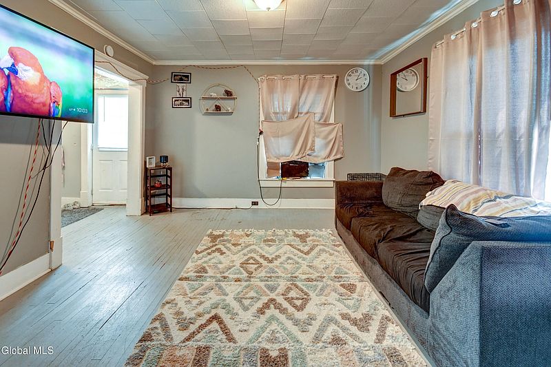 5th image of 127 Kingsboro Avenue
