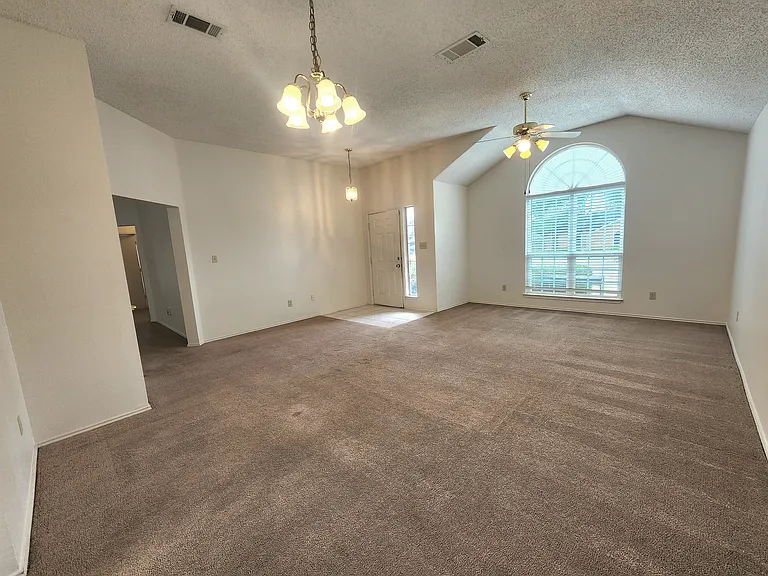 913 Wentwood Dr — Photo 5