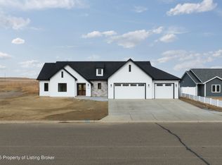 1988 Wahl St, Dickinson, ND 58601