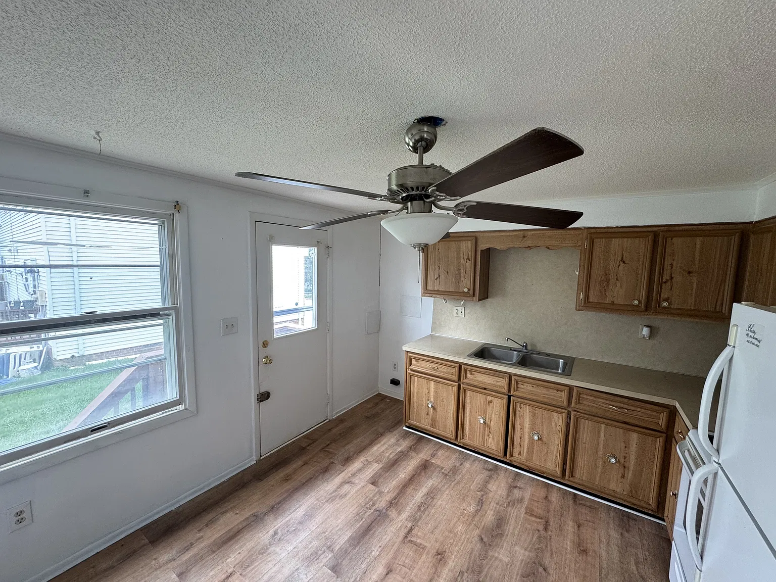 138 RUBY ST - . — Photo 3