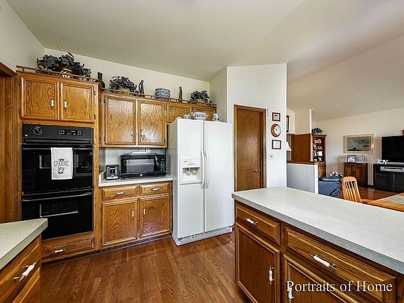5th image of 215 Royal Ln