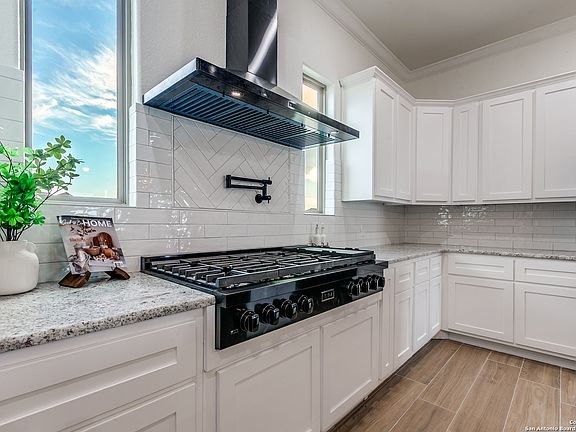 4th image of 202 Venado Oaks