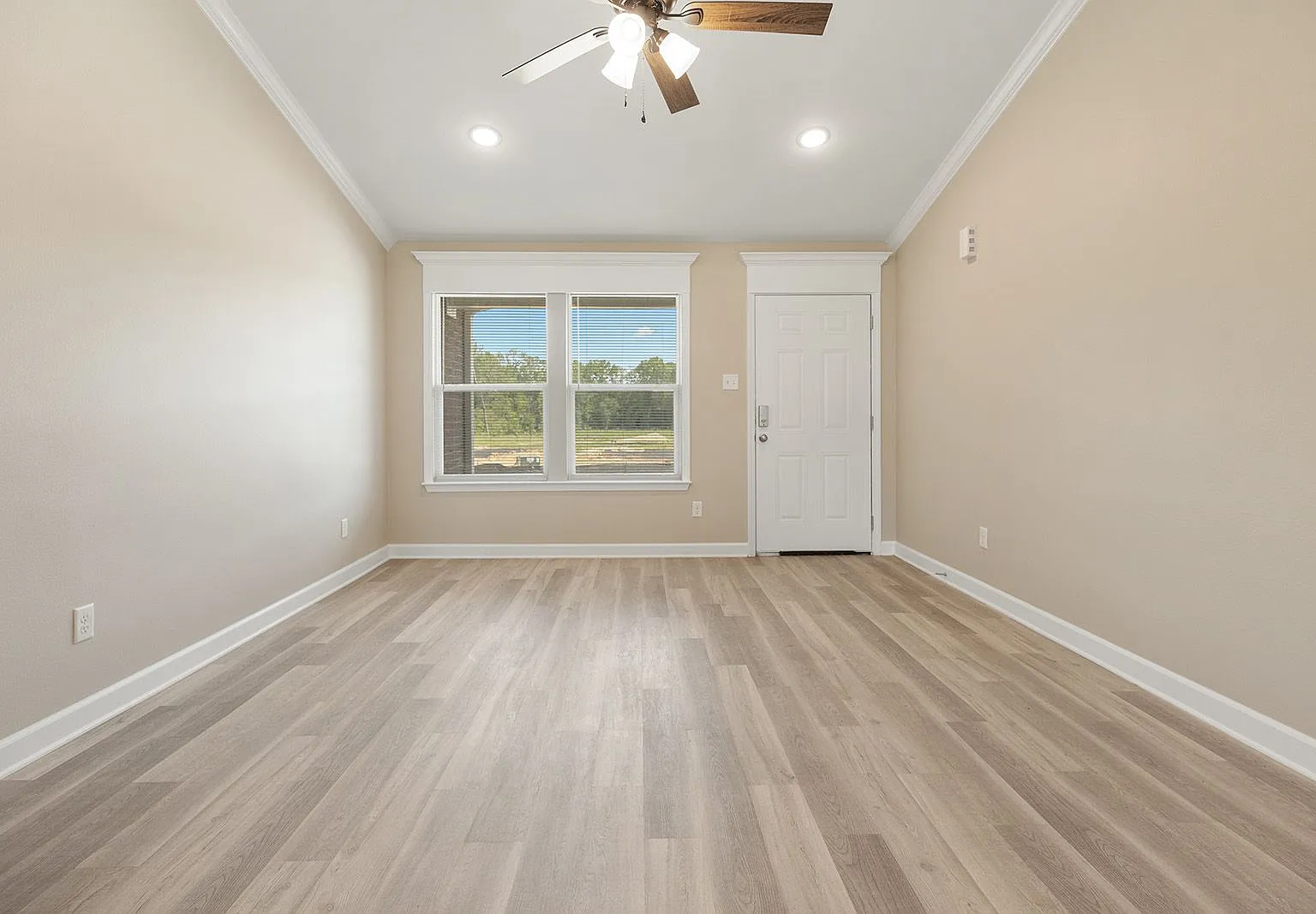 809 Pine Tree Rd — Photo 2