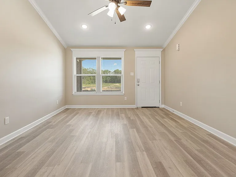 809 Pine Tree Rd — Photo 2