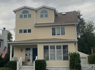 28 Meadow Dr, Cos Cob, CT 06807