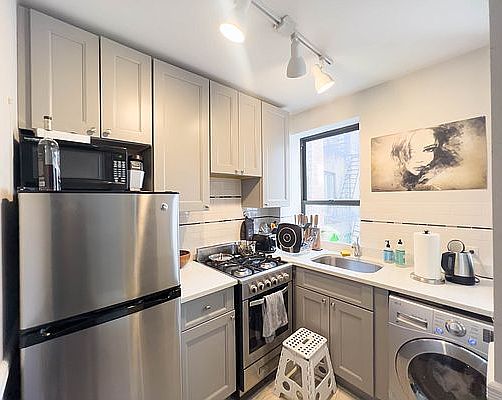 5th image of 128 Thompson St #9A