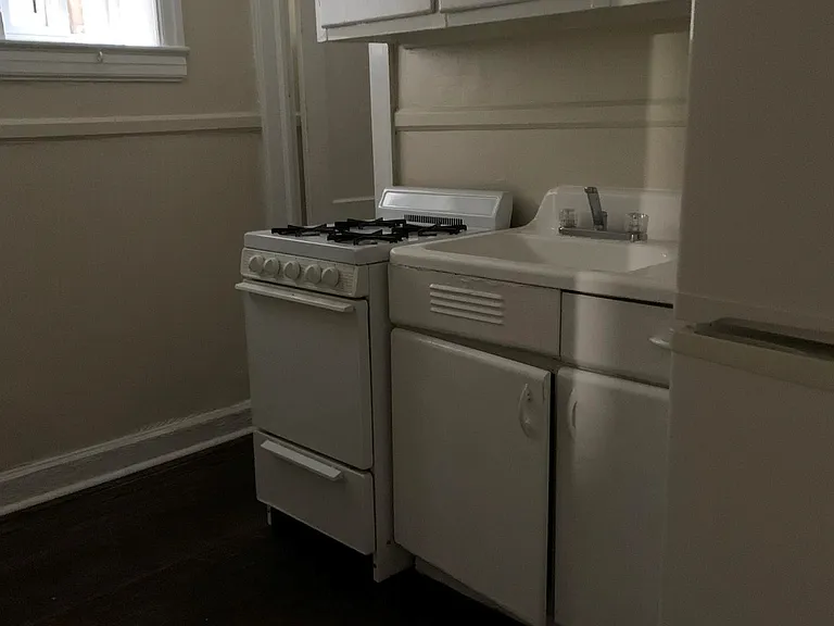 Arts and Crafts Apartments — Photo 8