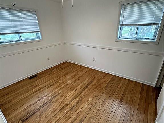 5th image of 129 Cherry St