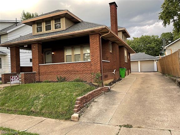2nd image of 920 8th St NE