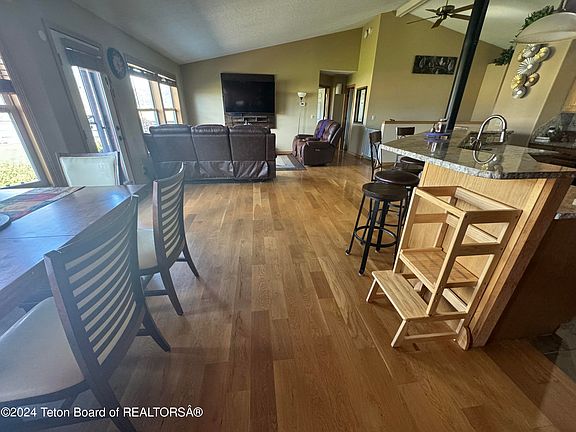 3rd image of 309 Snake River Dr
