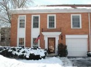 811 Colonnades Dr, Northbrook, IL 60062