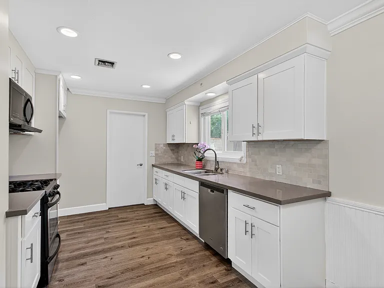 2940 Charles Ave — Photo 2