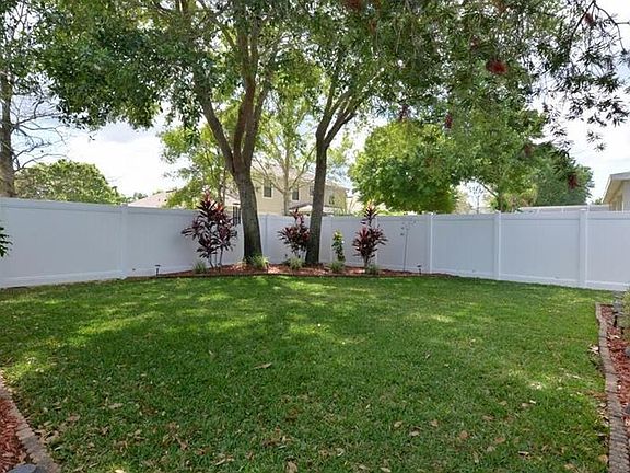 4th image of 945 Arbormoor Pl
