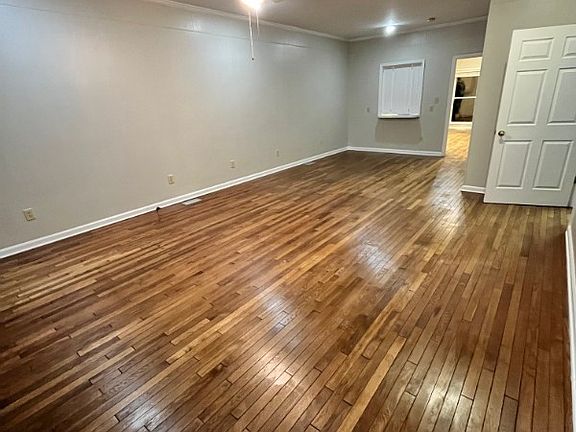 5th image of 5001/2 Oakwood Dr