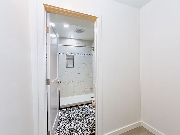 5th image of 1313 Buena Vista St APT 12