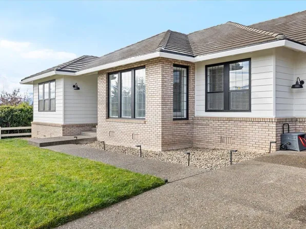 2921 Amblegreen Dr, Medford, OR 97504