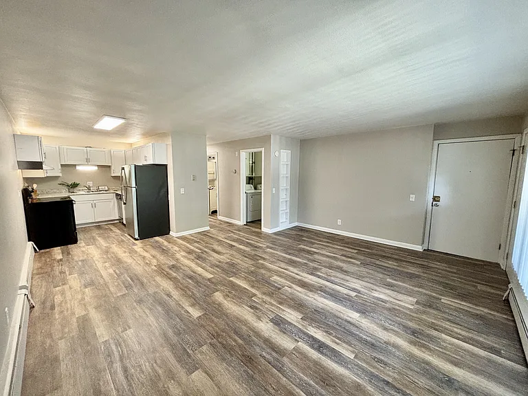 Town's Edge Apartments — Photo 13