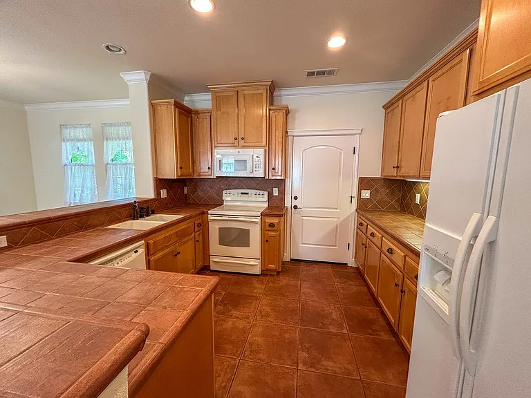 1340 Kate Ct — Photo 5