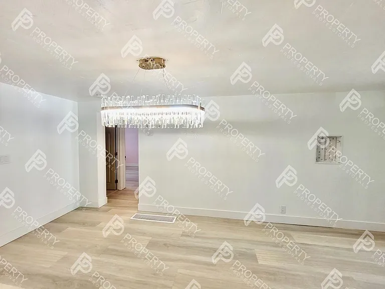 221 W 5th St — Photo 9