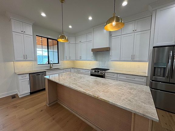 5th image of 554 Saffron Ln