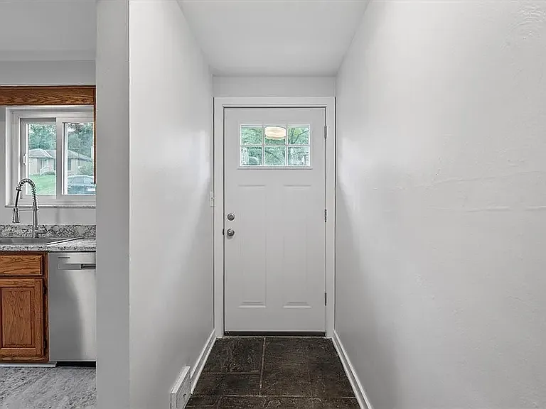 1423 Lakeside Dr — Photo 4