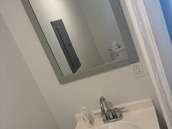 4th image of 737 739th Ave E