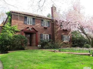 21 Somerset Dr N, Great Neck, NY 11020