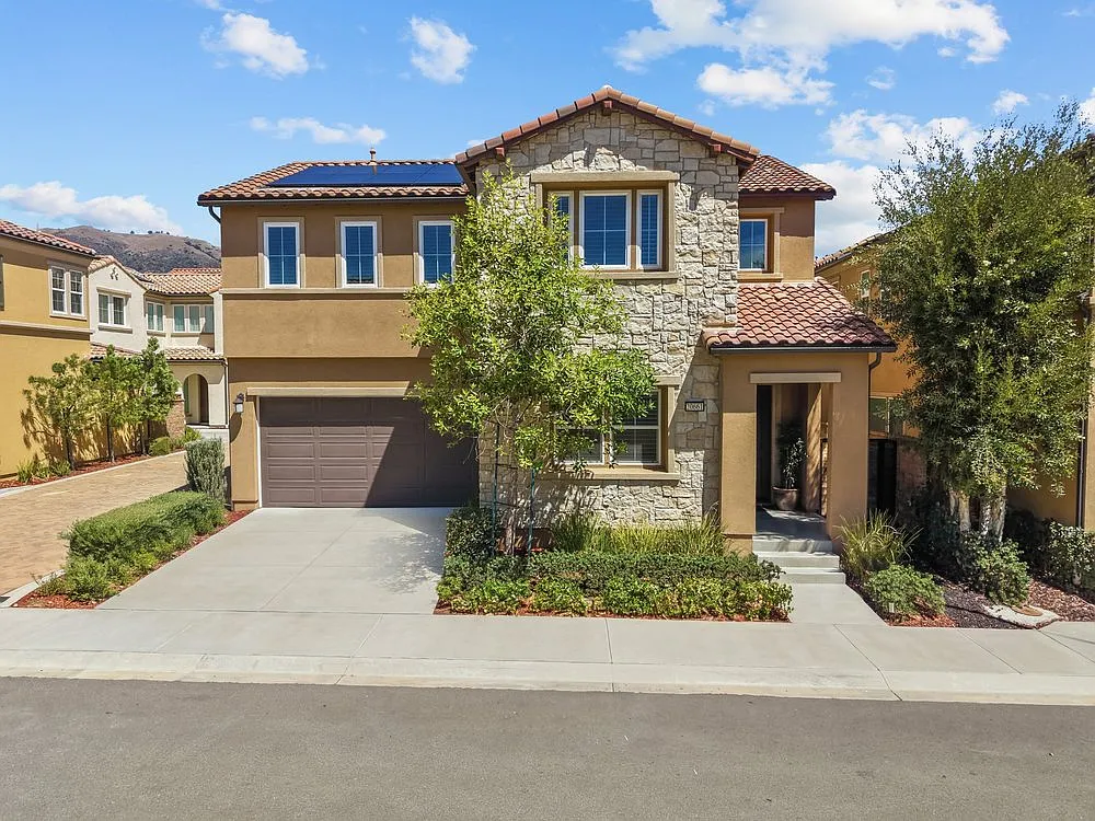 4 bed, 2400 sqft, $6,500 — Photo 1