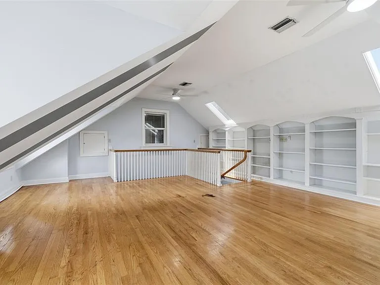 555 18th Ave NE — Photo 13