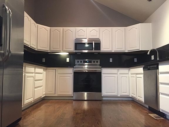 Fully updated kitchen with new stainless steel appliances