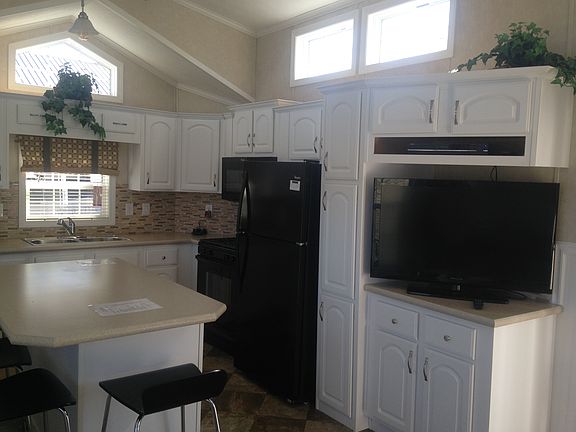 Kitchen w/ Island, Gas Stove