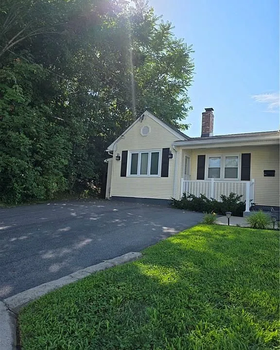 15 Royal Ave #1
