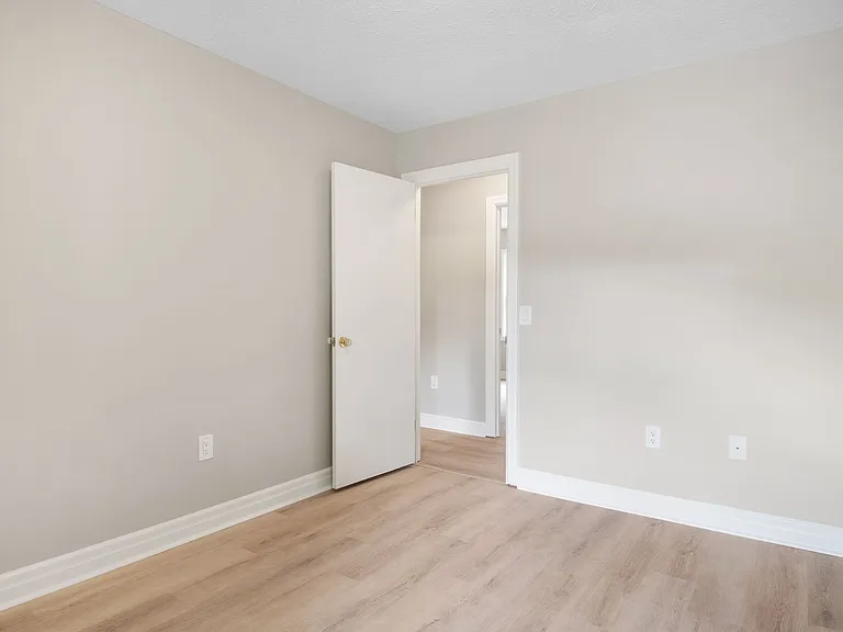 385 Warren St — Photo 14