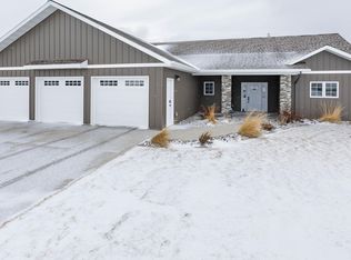 1902 Kings View Dr, Grand Forks, ND 58201