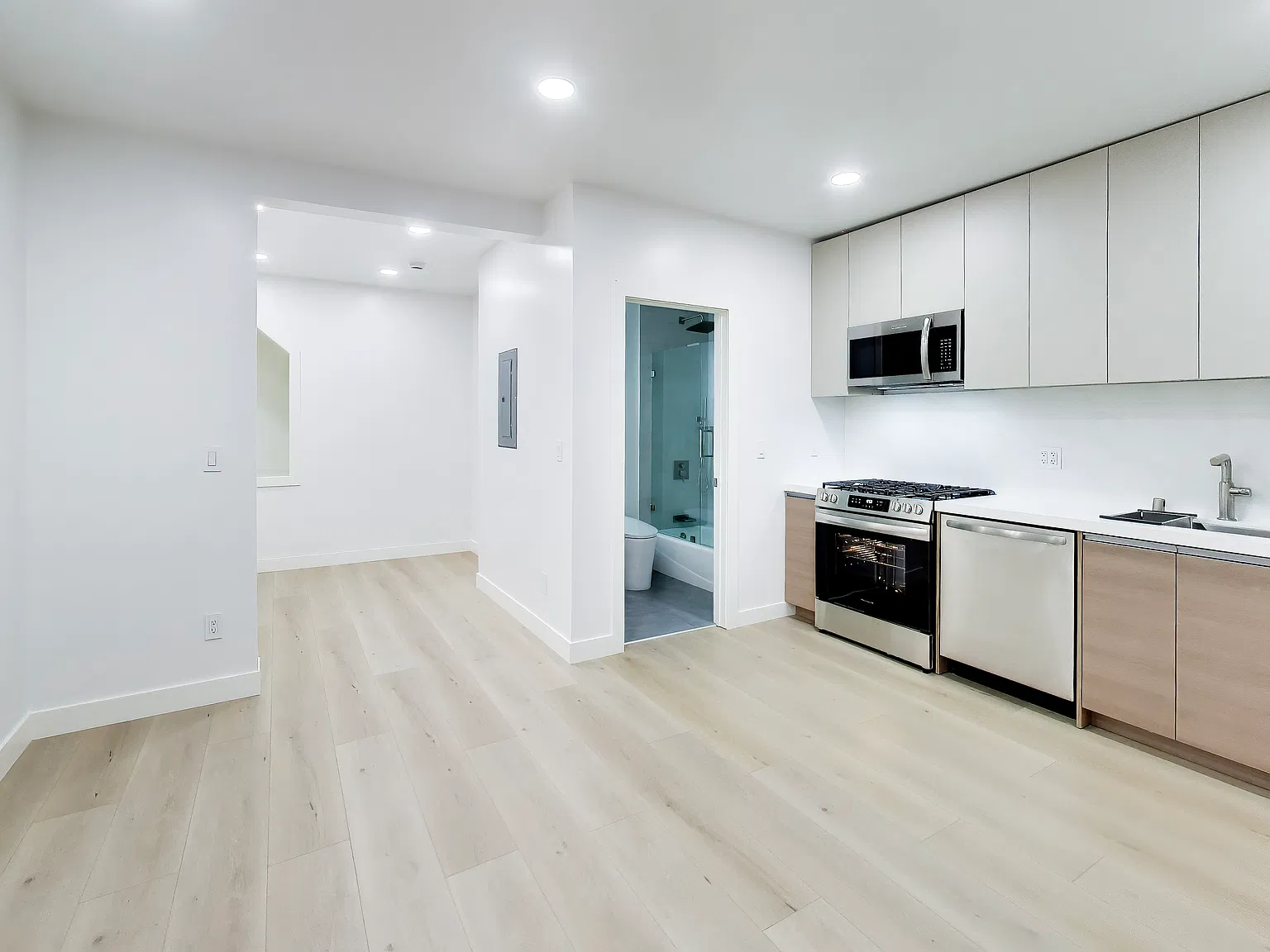 Studio, 300 sqft, $3,200 — Photo 4