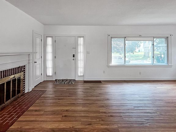 4th image of 226 Arden St
