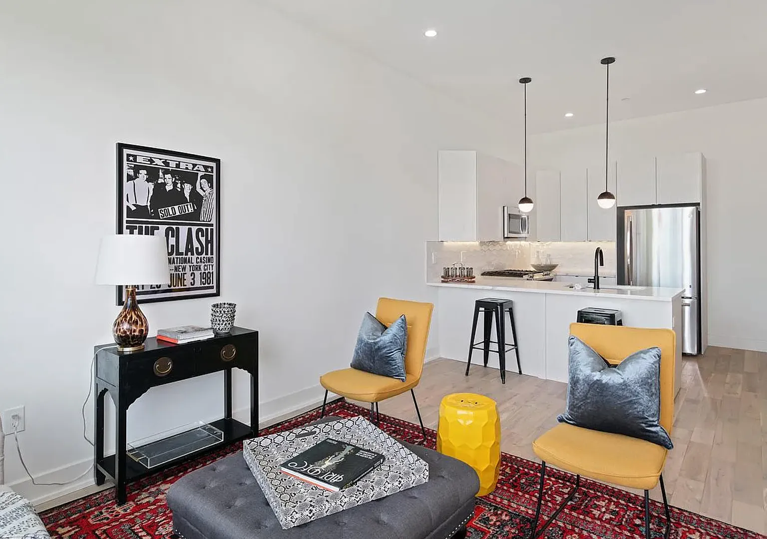 Stunning Apartment on Snyder Ave — Photo 1