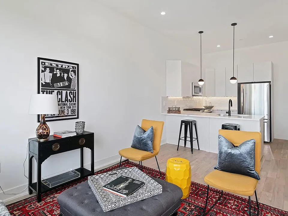 Stunning Apartment on Snyder Ave