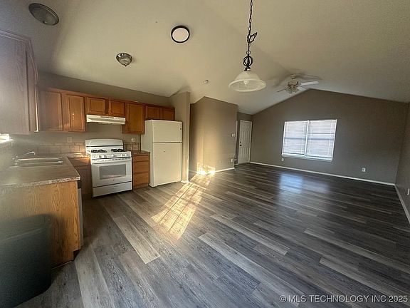 3rd image of 1020 E Pine Pl