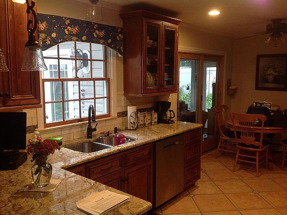 3rd image of 39 Brookfield Ln