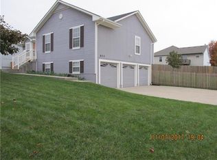 844 SW Lee Ann Dr, Grain Valley, MO 64029