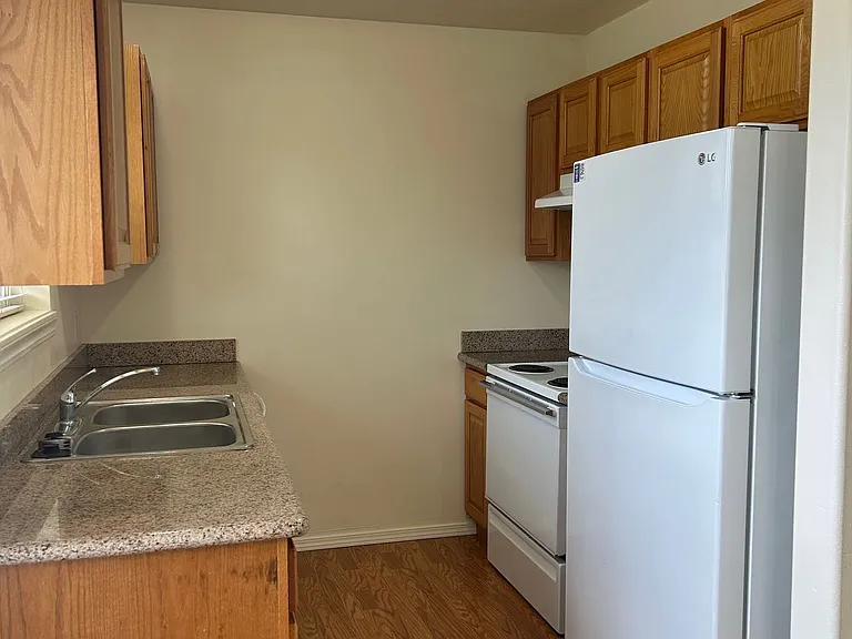 465 Taft — Photo 36